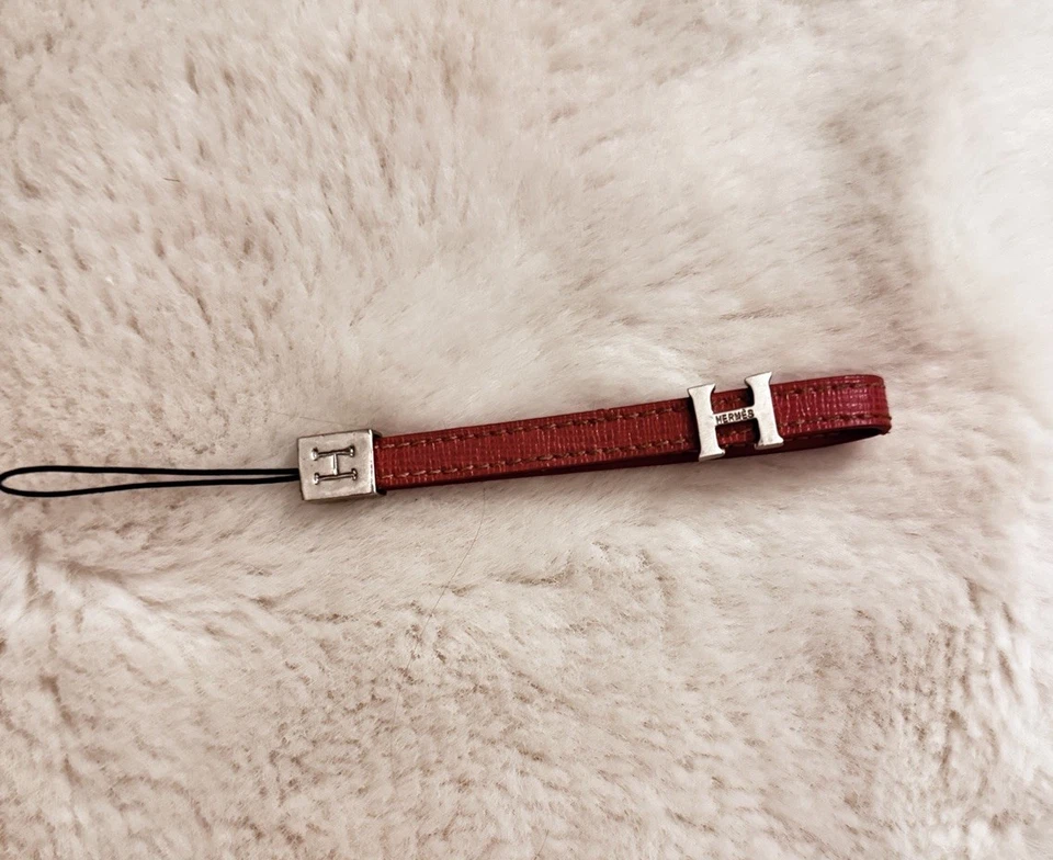 Correa/llavero de muñeca de cuero rojo intenso Hermes. Sin defectos, apenas usado Foto 1 de 4