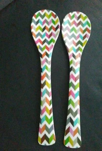 2 Cucchiai da Servizio Insalata Grande Melamina #632 Multicolore Chevron Made in Vietnam - Foto 1 di 4