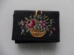 vintage: Altes Kleines besticktes NÄHETUI o.ä. schwarz geschlossen 6,4 x 4,8 cm - Bild 1 von 4