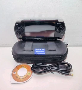 SONY PSP KONSOLE 2004 BLACK AKKU NEU + SD 2GB + LADEGERÄT UND SPIEL KOMPLETT - Bild 1 von 12