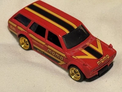 1/64 Hot Wheels 1971 Datsun 510 Estate ruedas cambiadas a neumáticos de goma rojo Momo Foto 1 de 3