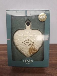 Lenox Herz Ornament 1997 Goldrand geprägt cremeweiß Porzellan in Box - Bild 1 von 2