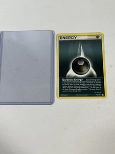 Tarjeta Pokémon Darkness Energy 96/115 2005 con estuche protector - Imagen 1 de 4