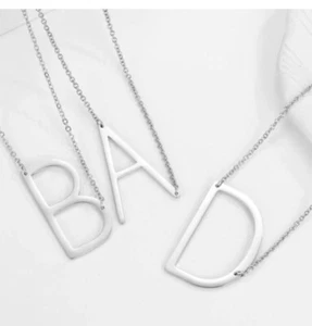 Collar de acero inoxidable con letras de plata  - Imagen 1 de 4