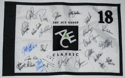 BANDERA DE GOLF AUTOGRAFIADA CLÁSICA DE THE ACE GROUP - Larry Mize, Lee Janzen, Hal Sutton Foto 1 de 4