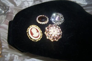BROCHES Y ALFILERES BISUTERÍA - Imagen 1 de 2