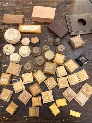 Lotto 50 basette in legno ed in plastica per soldatini in metallo - Immagine 1 di 2