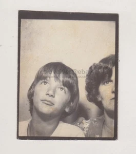 Lindo joven con media cabeza de mujer visible en cabina de fotos... - Imagen 1 de 1