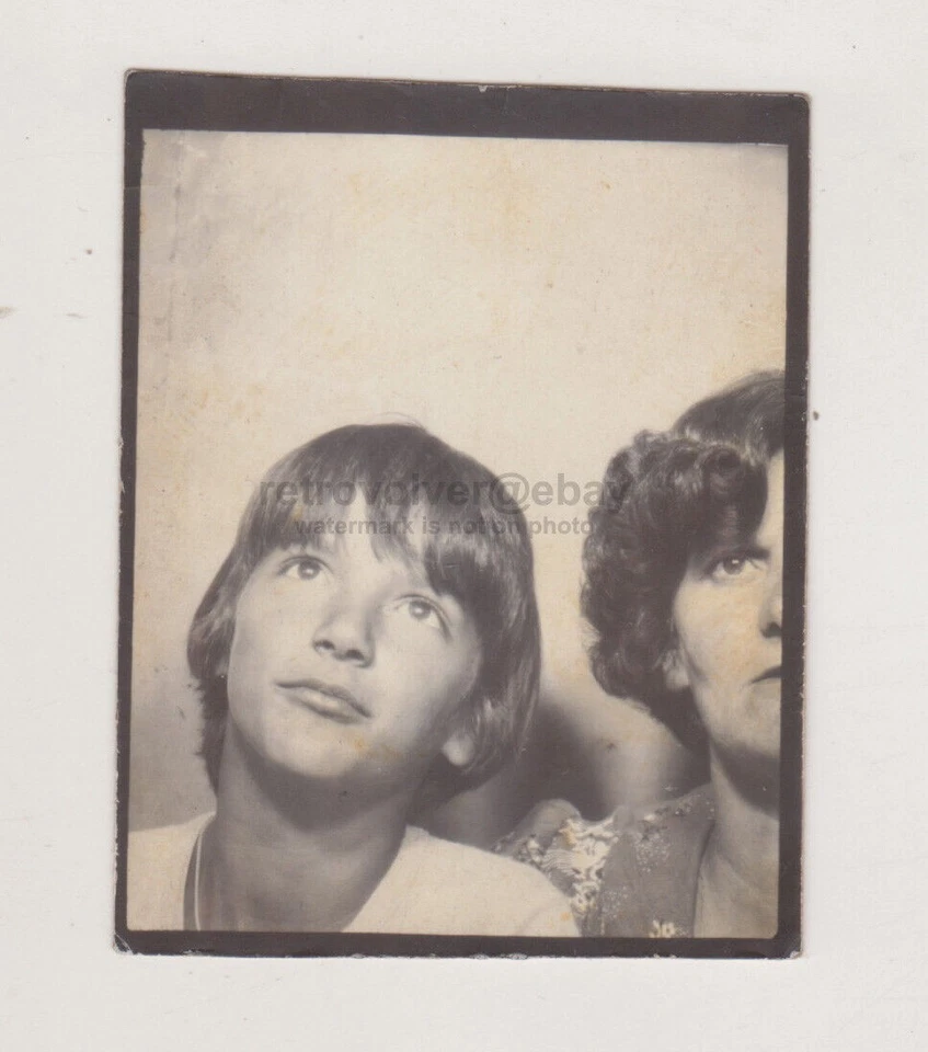 Lindo joven con media cabeza de mujer visible en cabina de fotos... - Imagen 1 de 1