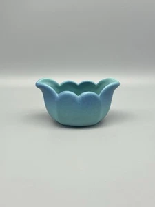 VINTAGE VAN BRIGGLE POTTERY SCALLOPED AQUA BLUE DISH TULIP BOWL - Picture 1 of 10