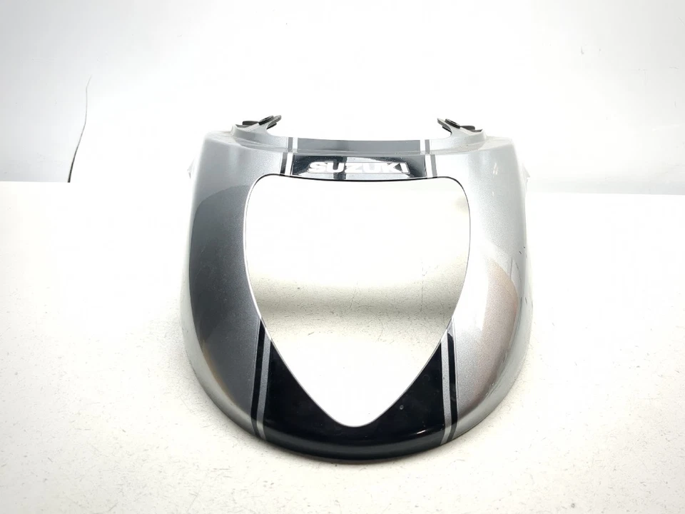 06-24 Panel de cubierta de luz trasera Suzuki VZR1800 M109R Boulevard BOSS 63111-48G Foto 1 de 4
