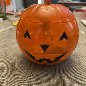 Vintage Wilton Halloween Keksausstecher Set und Kürbisbehälter 1996 Fledermausschädel - Bild 1 von 8