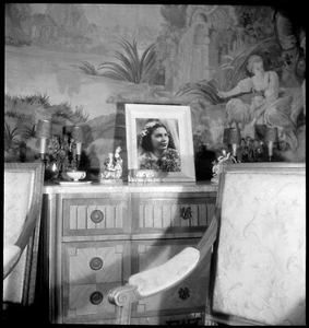 Intérieur appartement mobilier portrait tapisserie ancien négatif photo an. 1950 - Picture 1 of 1