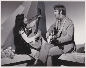 1969 Pressefoto Sängerin Buffy Sainte-Marie in "The Glen Campbell Goodtime Hour" - Bild 1 von 2