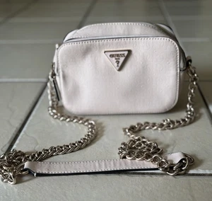 Bolso de mano Guess Noelle rosa bandolera para cámara - Imagen 1 de 12