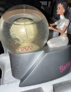 Barbie 2000 Avon Music Box da Collezione Globo di Neve Afroamericana - Foto 1 di 3