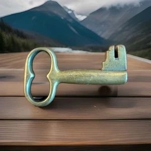 Llave de celda de prisión de latón vintage  - Imagen 1 de 1