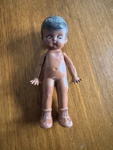 Vintage 6 Zoll braun schwarz Hartplastik Junge Puppe mit Gelenkarmen Augen öffnen & schließen Kewpie - Bild 1 von 7