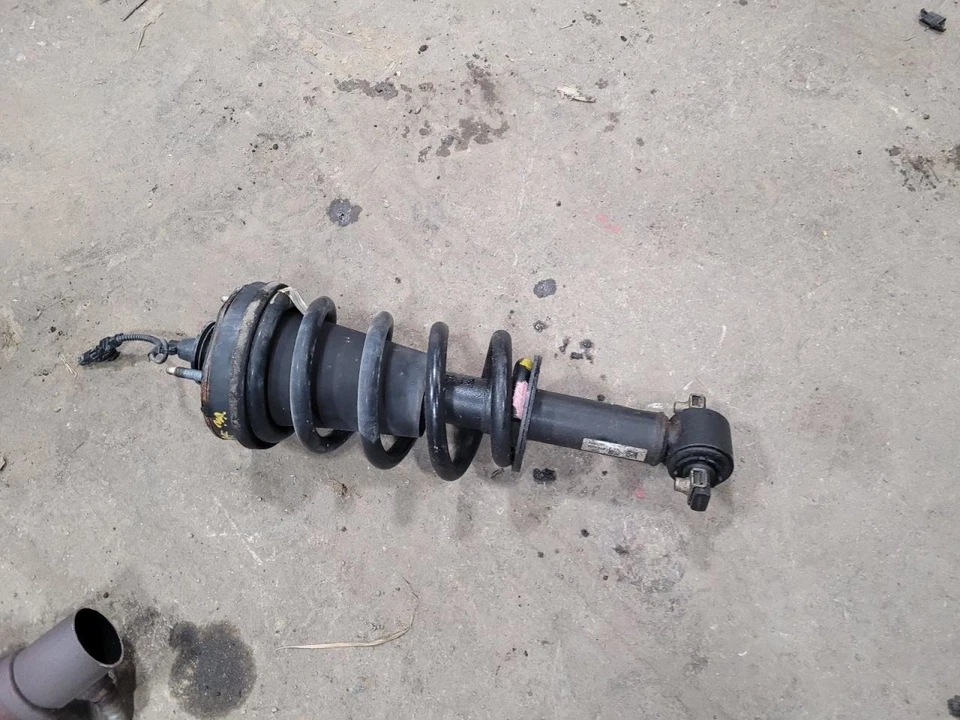 Strut Front Fits 15-20 ESCALADE 2063849 — 第 1/1 张图片