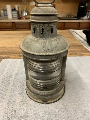 Linterna de barco de aceite galvanizado vintage. Fabricante de P&A  Foto 1 de 4