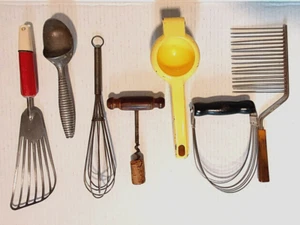7 utensilios de cocina vintage asas de madera cuchara de helado batidor exprimidor de limón y más - Imagen 1 de 6