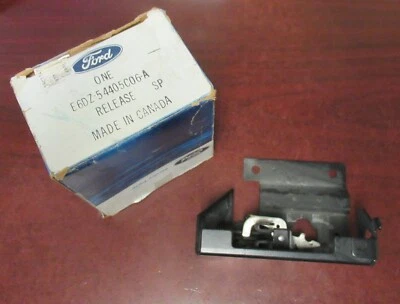 Conjunto de pestillo de liberación de puerta de combustible Ford Taurus y Sable 1986 nuevo de stock Foto 1 de 4