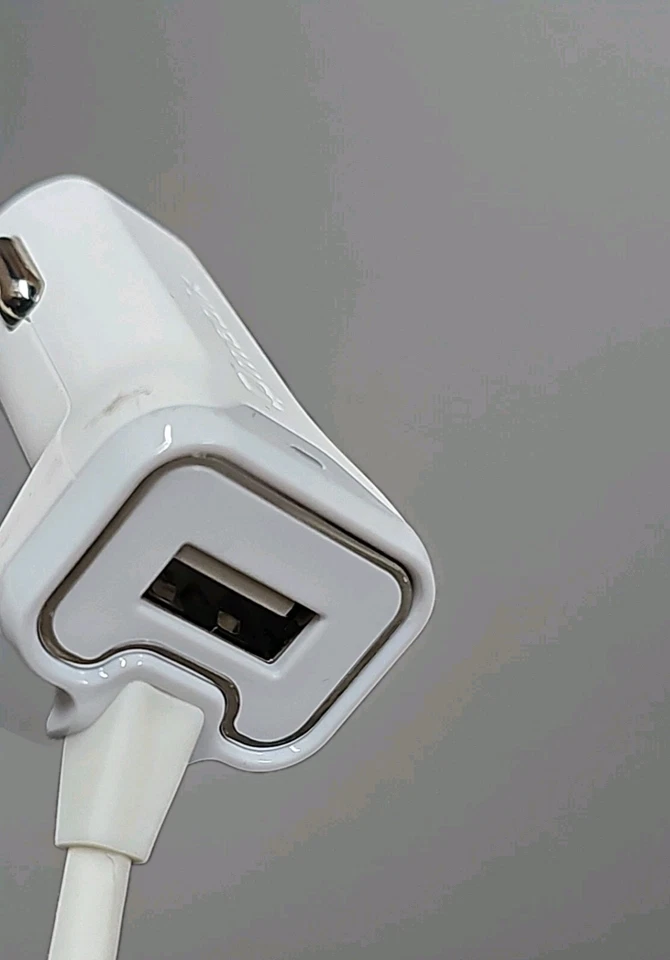 Cargador de coche Qmadix QM-PVALU 3.4A con puerto USB para iPhone iPad blanco Foto 1 de 4