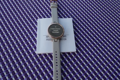 Garmin Lily Sport Smartwatch für Damen 34mm Faserverstärktes Polymergehäuse - Bild 1 von 4