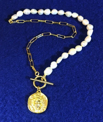 Collar de palanca de cadena con clip y dije de moneda romana de perlas cultivadas enchapado en oro 7898 Foto 1 de 4