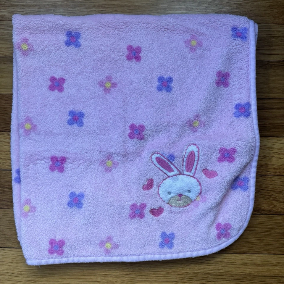 Manta polar rosa Regent Baby con flores y conejito floral Foto 1 de 4