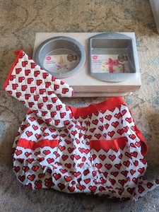 NEW Baking Pan Set Rosanna Pansino - 4 Non-stick Pan And Heart Apron & Mitt Set - Picture 1 of 8