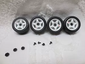 LOWNDES 4 WHEELS & SLICK TYRES AU FORD FALCON BIANTE 1:18 SCALE - Bild 1 von 4