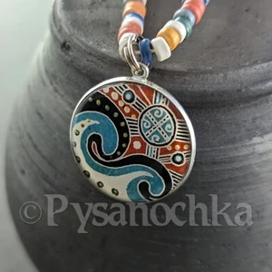 Colgante Pysanka concha de ganso estilo huevo de Pascua en un collar de cerámica hecho a mano - Imagen 1 de 7