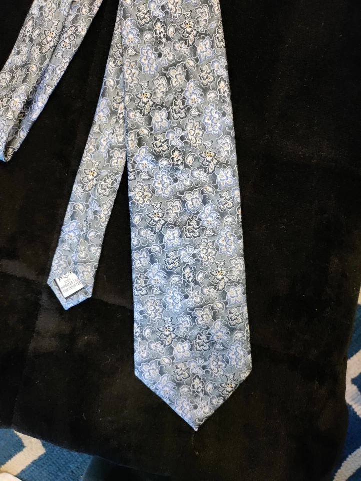 Museo Metropolitano de Arte Gris y Azul Floral Tinte de Seda para Hombre Foto 1 de 4