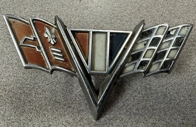 Chevrolet Camaro/Impala/Nova 1964-1967 OEM original bandera en V emblema guardabarros delantero Foto 1 de 3