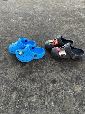 Lote De 2 Pares De Crocs Talla 5C Color Azul Y 7C Color Negro Foto 1 de 4