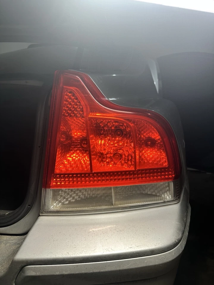 2005-2007 Volvo S60R S60 V70 R conjunto de lanterna traseira freio direito 160998 fabricante de equipamento original #1208M - Imagem 1 de 1