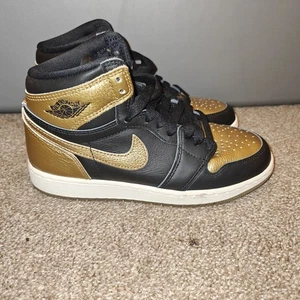 Nike Air Jordan 1 Retro Alto OG GS Juvenil 4.5Y FD1437-071 Negro/Dorado Metálico Nuevo - Imagen 1 de 8