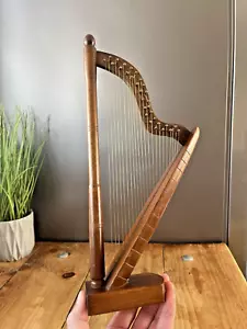 ANTIQUE / VINTAGE MINIATURE MODEL WOODEN OAK HARP MUSIC DISPLAY DESK GIFT ITEM - Picture 1 of 11