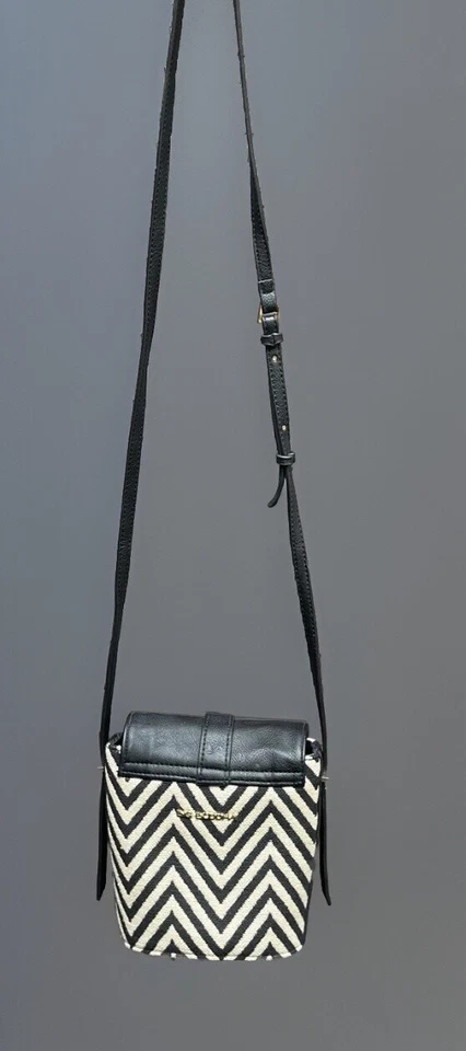 Cartera pequeña Big Buddha de tela negra y tostada Foto 1 de 4