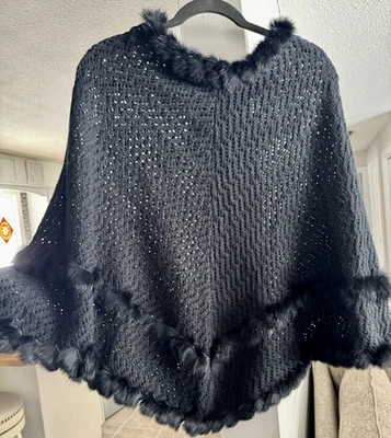 全新带标签 Frost 黑色丝绸针织斗篷角均码真兔毛皮装饰针织包裹 — 第 1/4 张图片