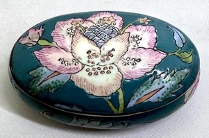 Antigua caja de baratijas de porcelana ovalada china pintada a mano diseño de flor de loto - Imagen 1 de 10