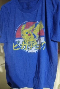 Camiseta Pokemon Pikachu Para Hombre Camiseta M Nombre en Azul Pokeball Envejecido Japonés - Imagen 1 de 3