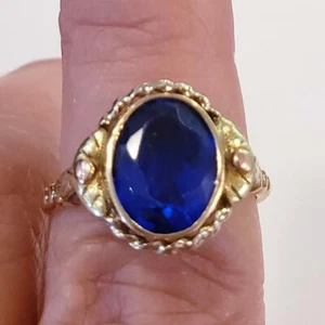 NEUPREIS! VINTAGE SYNTHETISCHER BLAUER SAPHIR RING, 10KY TRI COLOR GOLD - Bild 1 von 3