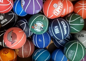 NBA WILSON 2" MINI REGATEADOR BALONCESTO ELIGE TU EQUIPO CELTICS SPURS BULLS ETC - Imagen 1 de 11