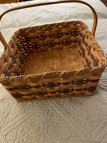 Amish Oak casserole basket w/ wood Handle made by Yoder family LaFarge Wi Cover
