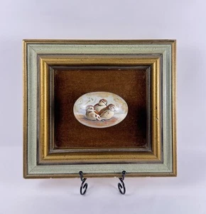 Porcelana pintada a mano de 4” (?) Nido de pájaros huevo firmado Seary en marco de terciopelo (10x9) - Imagen 1 de 11