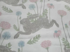 CLARKE & CLARKE "LIEBRE DE MARZO" 2 metros tela cortina VERANO rosa/gris/blanco roto - Imagen 1 de 4