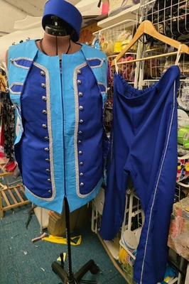 COSTUME BOTTONI PANTOMIMA - GILET, PANTALONI, CAPPELLO - CENERENTOLA, AM DRAM - Immagine 1 di 4