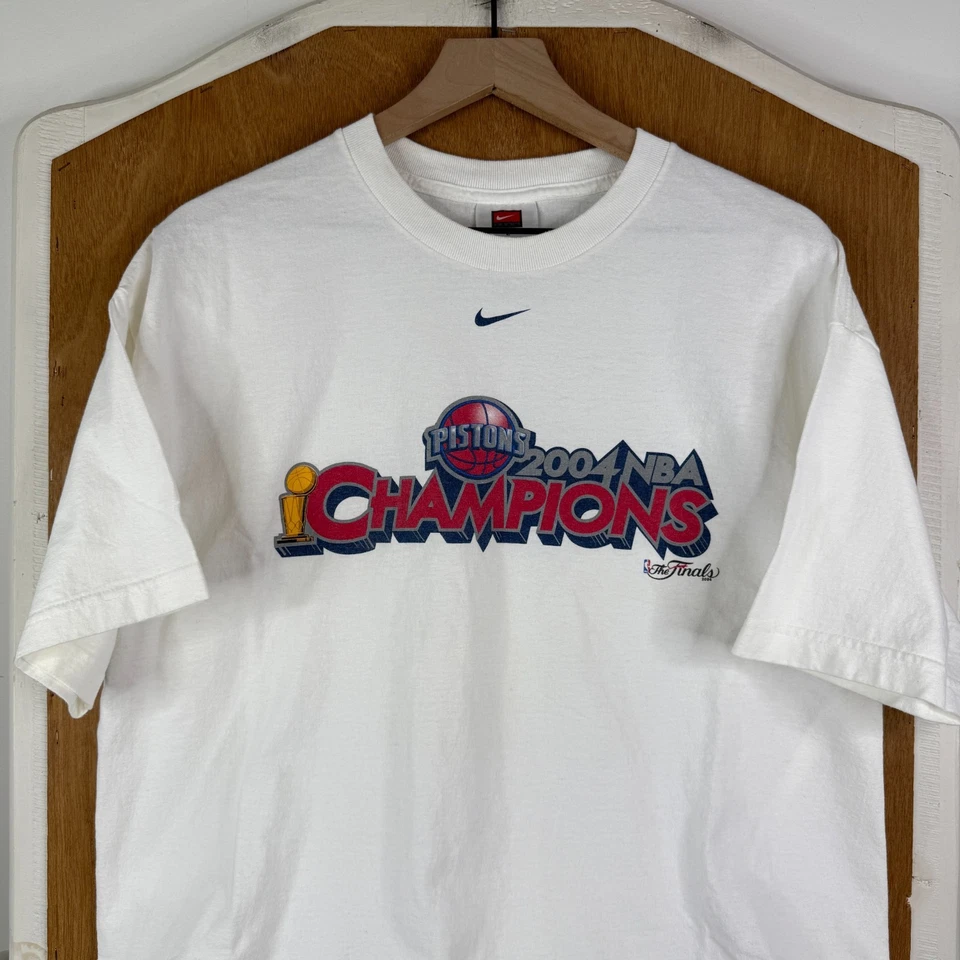 Camisa De Colección Detroit Pistons Para Hombres Grande Blanca 2004 Campeones de la NBA Nike Center Swoosh Foto 1 de 4